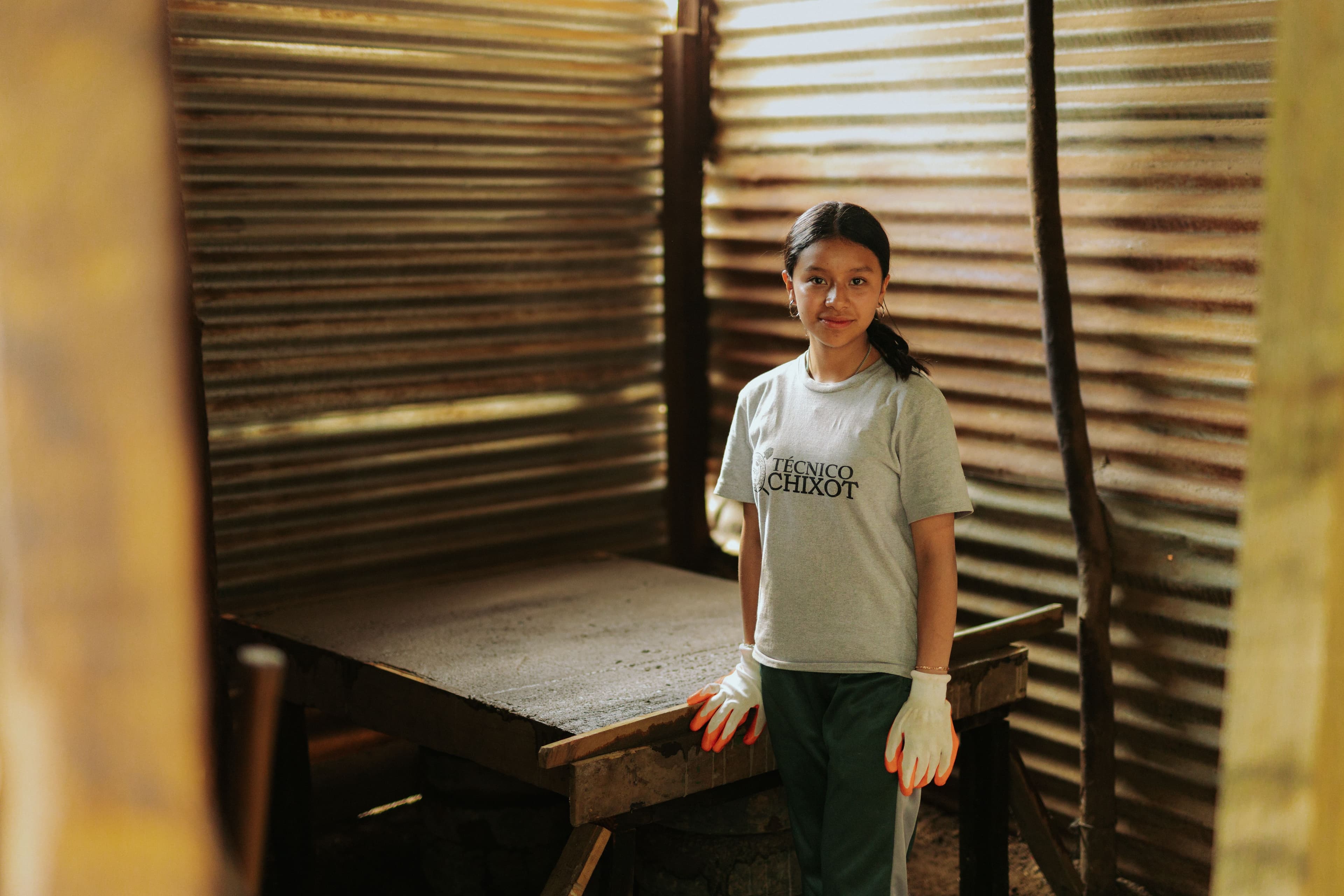 Young Guatemalan student who built an improved stove